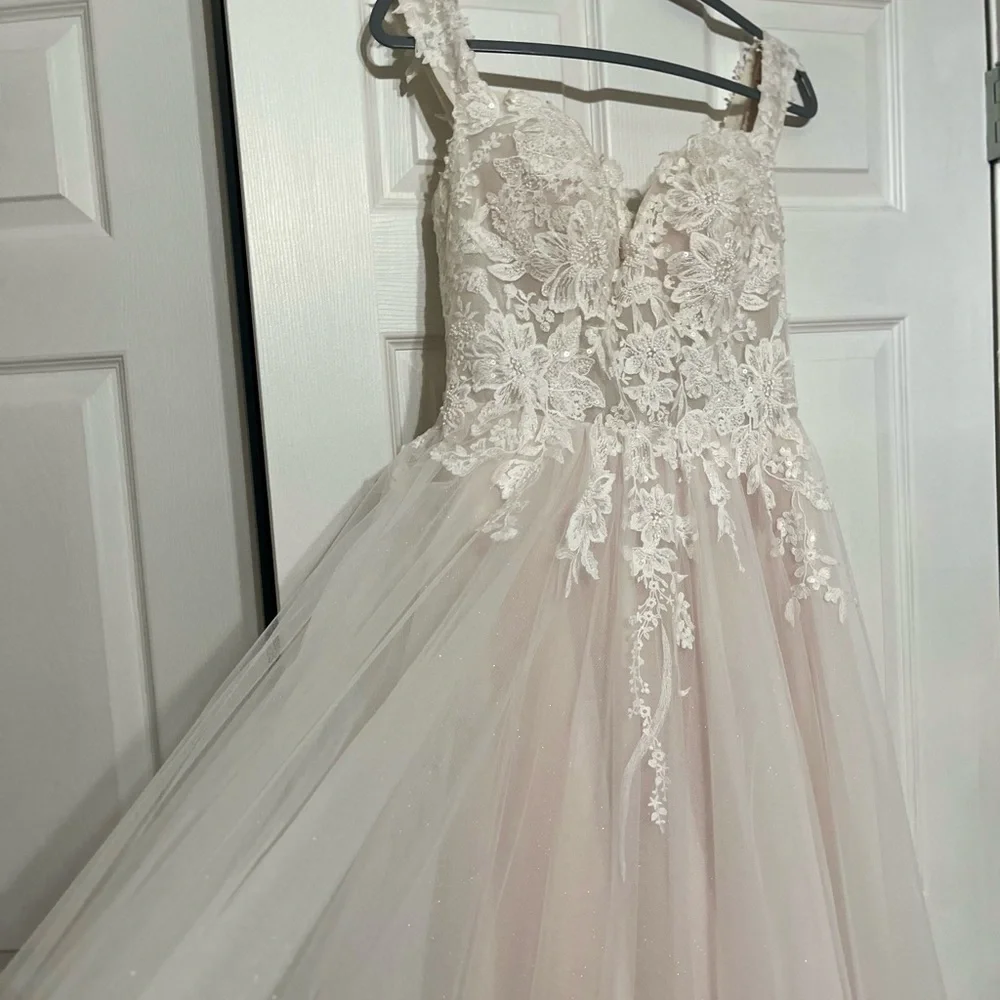 A contemporary white lace and tulle wedding dress with - Picture 4 of 14